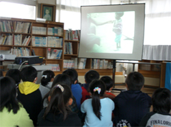 ビデオで世界の子どもたちやユニセフ活動を学ぶ