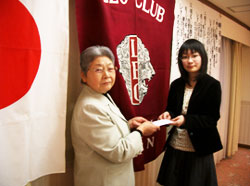 盛岡レオ会長長岡さんから高橋セキ子県支部専務理事に贈呈されました。