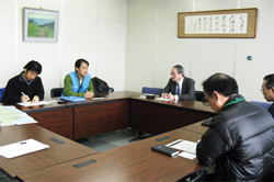 左からユニセフ菊川職員と國井氏、加藤県生協連会長