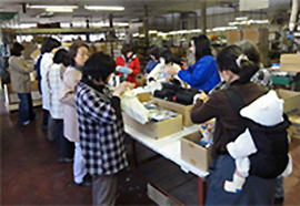 岡山でセット作業するボランティアの皆さん ©日本ユニセフ協会