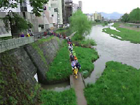 直前までの雨で若干増水した中津川べりを歩く参加者たち