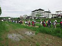 直前までの雨で若干増水した中津川べりを歩く参加者たち
