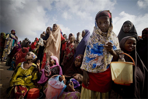 UNI115444:© UNICEF/NYHQ2011-1182/Holt 食料配給の列に並ぶ女性と子どもたち