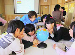 齊藤有香さん(青い服)と永岡小学校の生徒たち