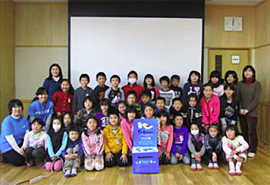 齊藤有香さん(青い服)と永岡小学校の生徒たち