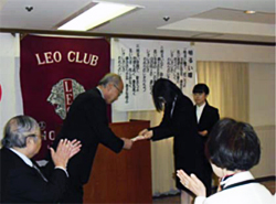 長岡会長(右)から目録を贈呈される三浦宏会長
