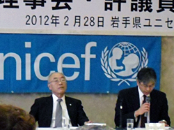 議長：米沢慎悦岩手県PTA連合会会長(右)