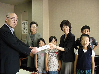藤原婦人部長から三浦会長(左端)に目録贈呈