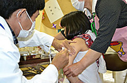 ©日本ユニセフ協会　陸前高田市で実施された予防接種活動の様子(2011年6月)。