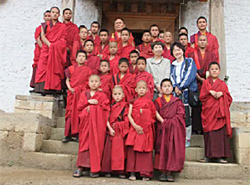 シャリパンガ僧院学院(前から2列目右端梅澤さん)