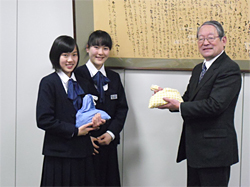 加藤副会長(右端)と稲村さん・勝又さん