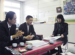 佐藤教授と岡田氏と菊池校長(右端)