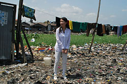 「ゴミ箱居住区」という名のスラムに立つ大使　(©ユニセフ協会/2013)