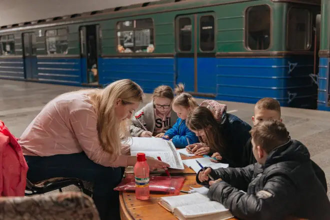 ユニセフが提供したノートや筆記用具を使い勉強する子どもたち（ウクライナ、3月25日撮影） 
